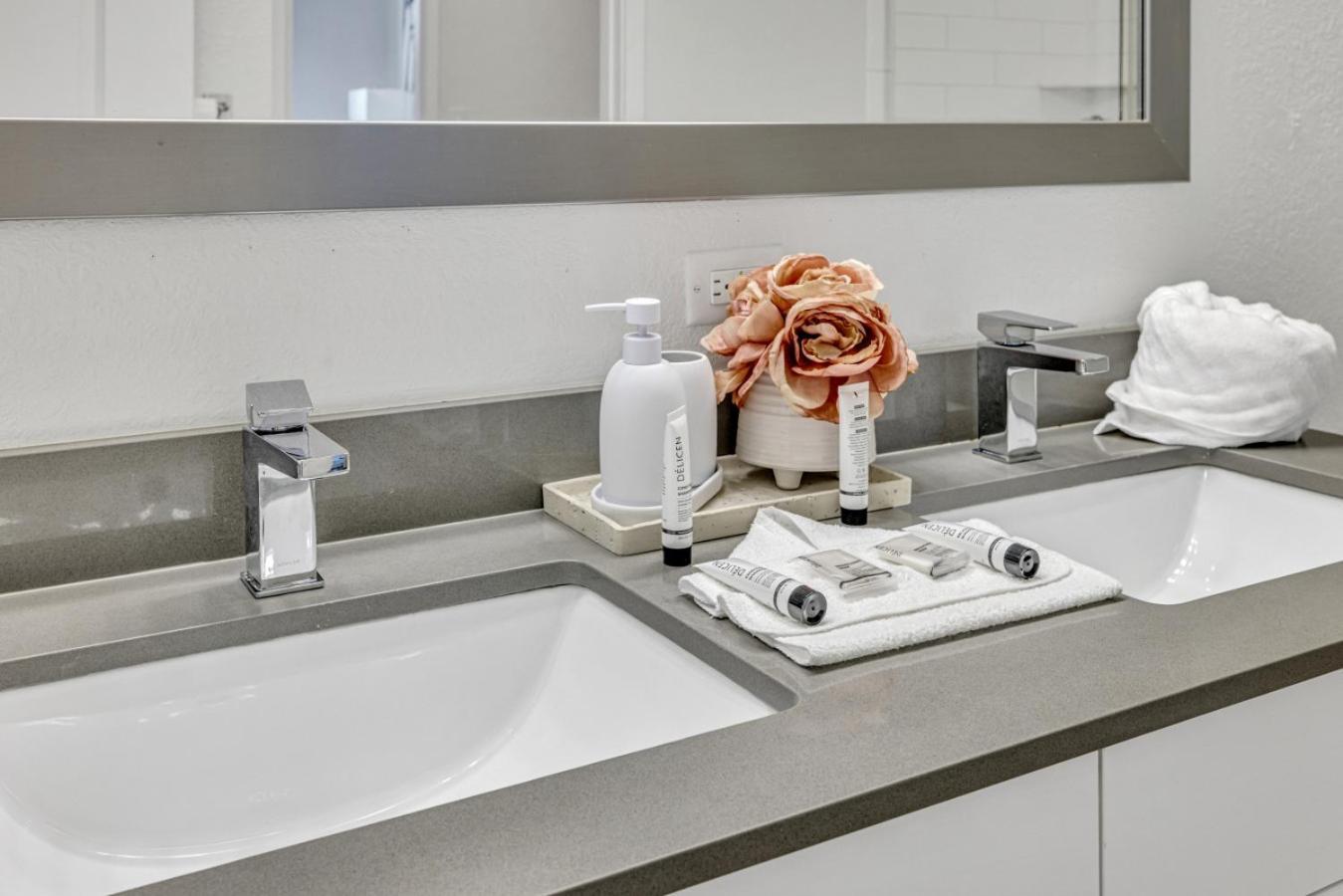Sunny 1br Unit With Free Parking Prime Location Appartamento *