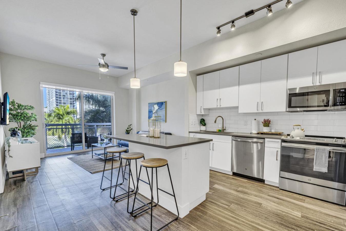 Sunny 1br Unit With Free Parking Prime Location Appartamento